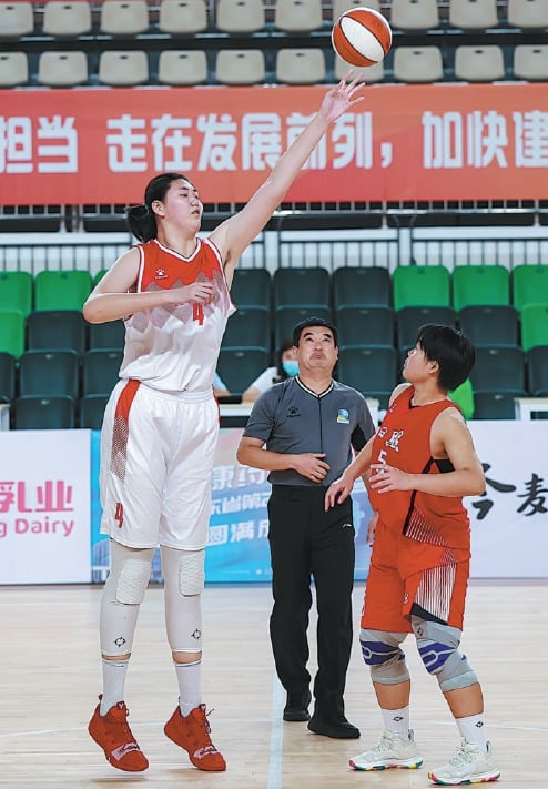 Pemain Basket China Tertinggi yang Mengukir Sejarah