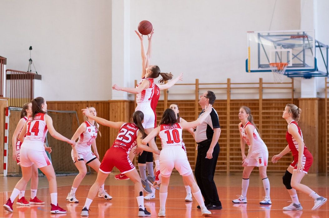 Cara menangkap bola basket yang benar adalah