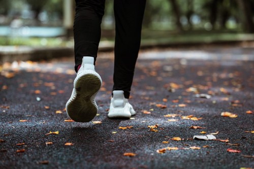 Perbedaan lari dan jalan cepat