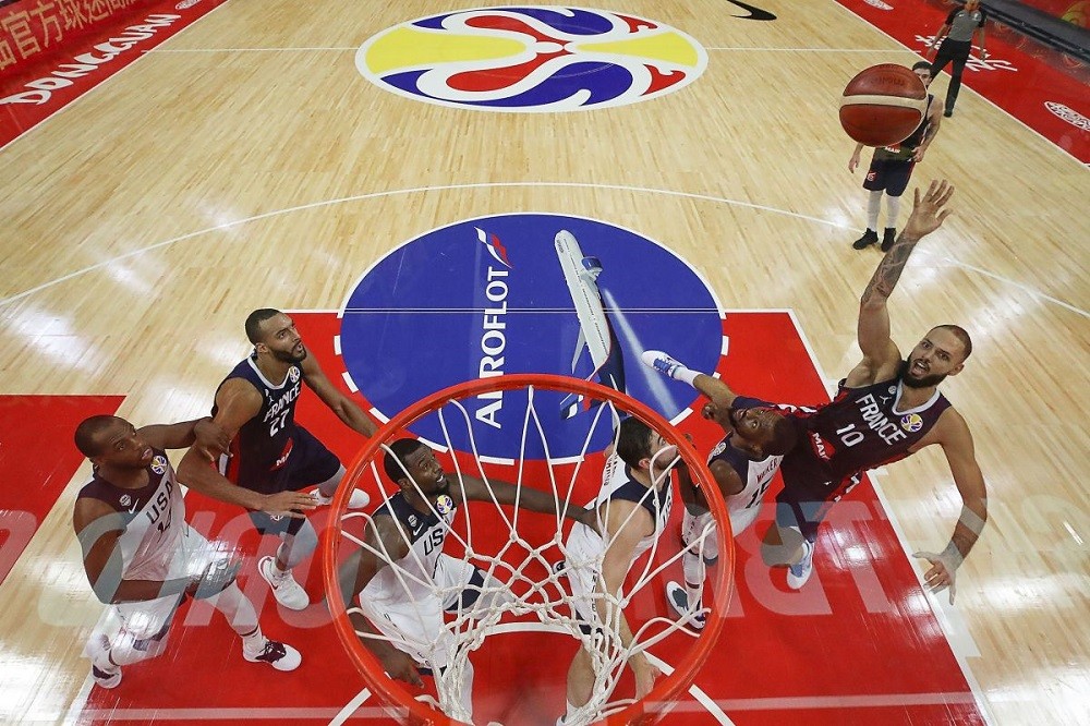 Pertandingan Bola Basket di Indonesia Arena